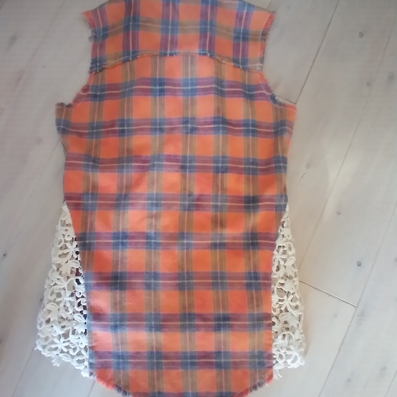 Sleeveless Flannel Shirt with lace inserts - Picture 5 of 8